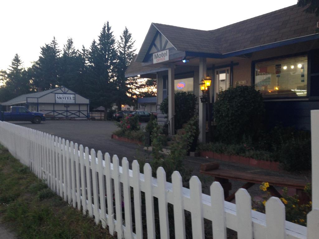 Blue Mountain Motel Pincher Creek Exterior photo