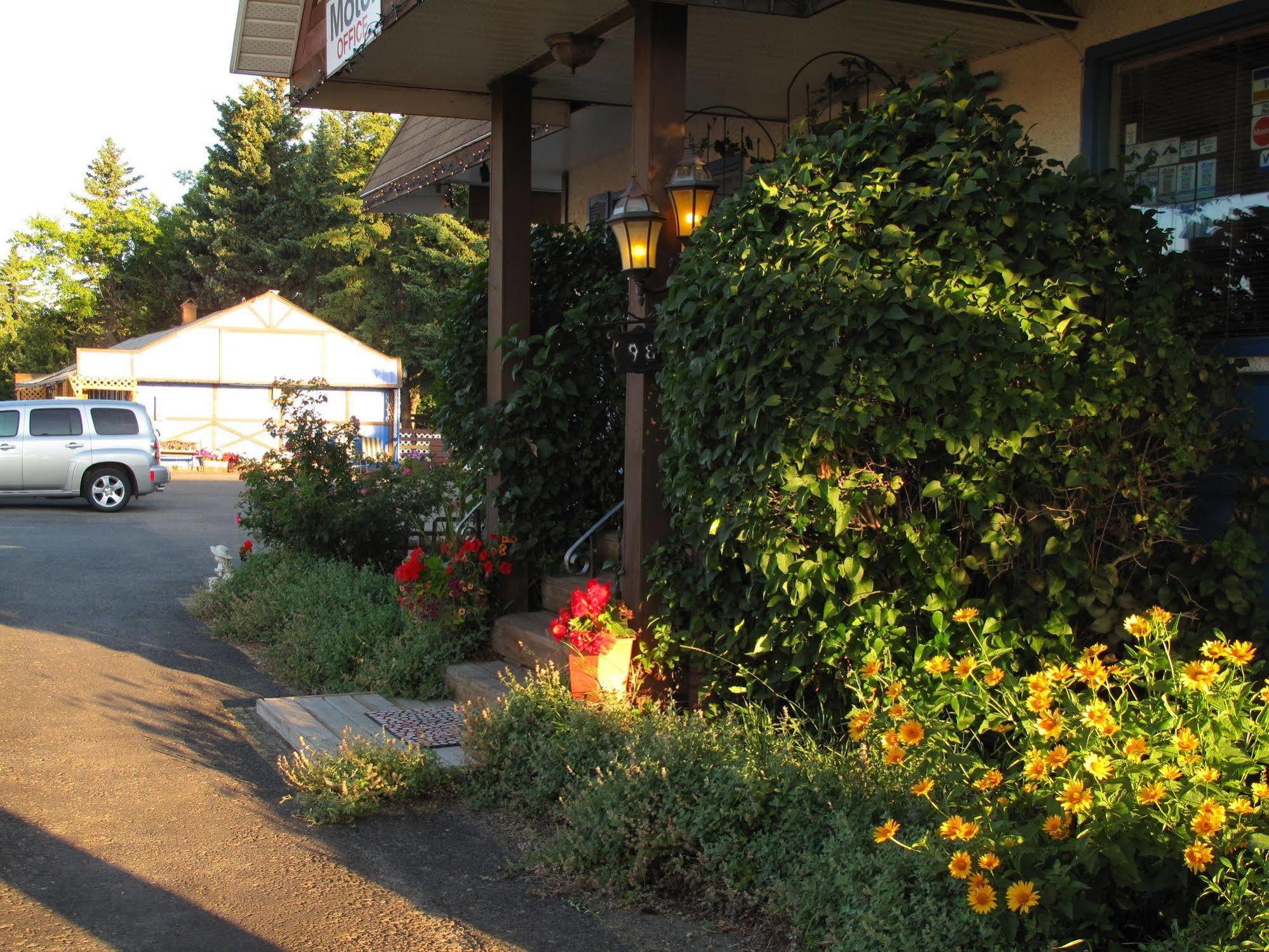 Blue Mountain Motel Pincher Creek Exterior photo